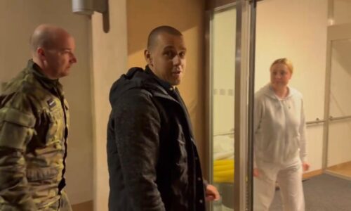 Darmovzal je v Praze, na letišti ho přivítali Babiš s Macinkou. Cítím se dobře, vzkázal