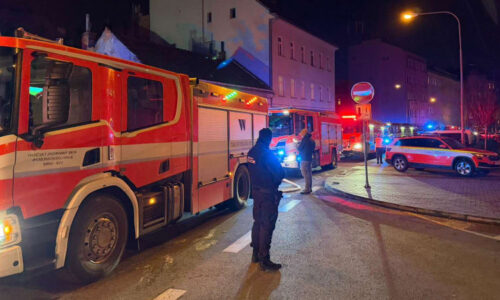 Rodinný dům u Prahy pohltily plameny. Jeden zraněný, hasiči mají první verzi