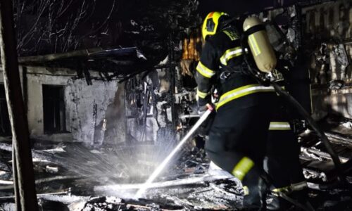 V centru Prahy hořel byt, jedna osoba zemřela. Zasahuje i vůz určený pro mimořádné události