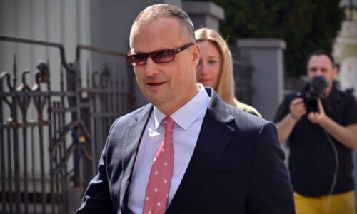 Ficov poradca sa postaví pred súd, Lindtnera obžalovali pre korupciu aj zásah do súdnictva