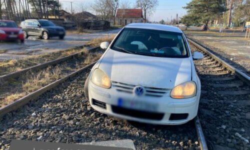 Vlaky na Záhorí stoja, železničnú premávku na Záhorí zastavilo auto v koľajisku – FOTO