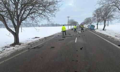 Vodička Peugeotu skončila po zrážke s autobusom v nemocnici, nehoda sa stala Diviackej Novej Vsi
