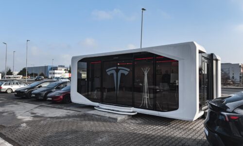 Tesla konečne prichádza na Slovensko. Navštívili sme prvú oficiálnu predajňu