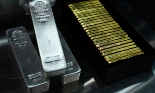 Investori kotvia v bezpečnom prístave. Trumpove hrozby voči európskym štátom poslali nahor zlato a striebro