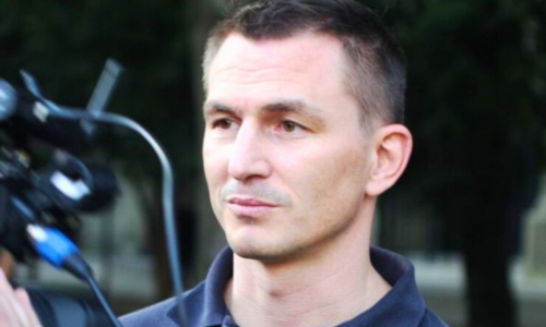 Komunikoval z Karibiku: Puškára, ktorý si zmenil meno na Tony Tesla, obvinila polícia z miliónového podvodu