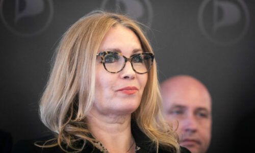 Polícia zadržala šéfku Pirátskej strany Šubovú, Demokrati hovoria o pomste – VIDEO