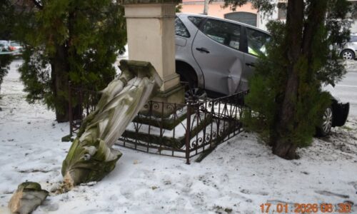 Mladý vodič zišiel v Boleráze z cesty, doplatila na to socha svätého Rochusa – FOTO