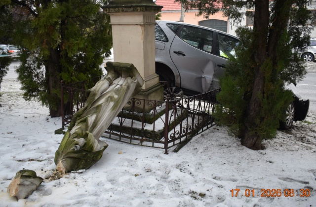 795725_rochus2.jpg Mladý vodič zišiel v Boleráze z cesty, doplatila na to socha svätého Rochusa – FOTO