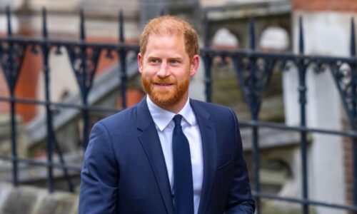 Princ Harry a spol. chtějí přes miliardu korun. Soud řeší třaskavý spor s bulvárními médii