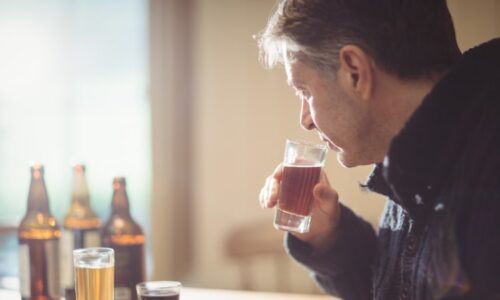 Kolik alkoholu už je moc? Limity většina lidí překračuje, nebezpečná mohou být i dvě piva