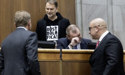 Koalícia chce upraviť, ako majú poslanci chodiť do sály. Rifliam aj mikinám má odzvoniť, opozícia sa búri