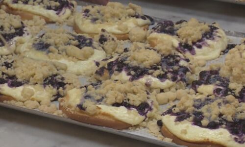 Dvojctihodný koláč či frgál? Do Máslovic jezdí zdaleka, na Vinohradech se stojí dlouhé fronty