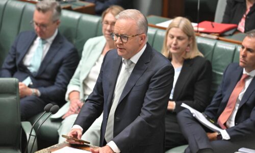 Austrálski poslanci schválili návrhy zákonov o kontrole zbraní a proti nenávisti