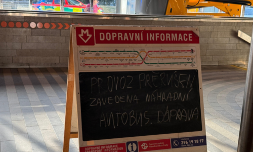 Do kolejiště metra spadl ve stanici Hlavní nádraží člověk. Část linky C stojí