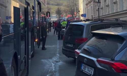 Rozruch v Praze: Do Česka dorazily hvězdy Barcelony. Sledujte příjezd fotbalistů