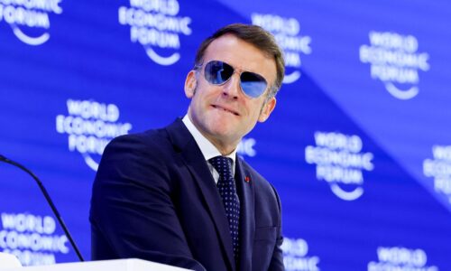 Macron kritizuje americké kroky, vidí v nich snahu oslabiť a podriadiť si Európu