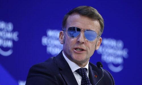 Je brutální a šikanuje. Macron vzkázal, že se s Trumpem v Davosu nemíní bavit