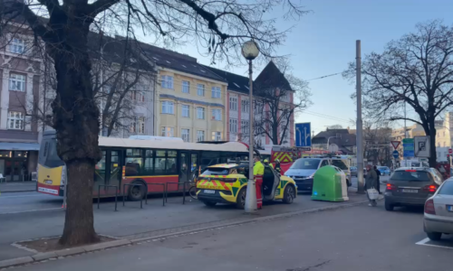 Tragédie v Hradci Králové: Autobus MHD srazil ženu na přechodu, zraněním podlehla