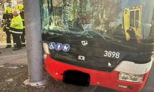 Kolaps řidiče autobusu MHD v Praze: Vůz vletěl do sloupu. Záchranáři ošetřují zraněné