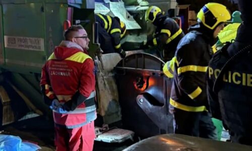 Muž v Ostravě těsně unikl smrti: Popeláře při lisování zastavil křik, utrpěl vážná zranění