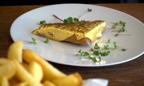 Smažený sýr za 1 500 korun. Na Šumavě ho potáhli zlatem, chtějí odradit jeden typ zákazníků