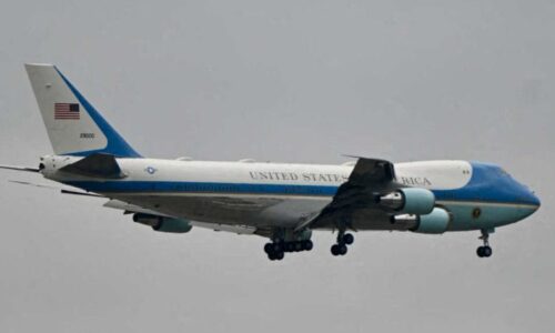Air Force One měl poruchu: Trump na fórum do Davosu nedoletěl, letoun se musel vrátit