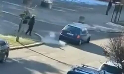 Drama v Přerově: Muž najížděl do lidí, ukazuje video. Ti před autem museli utíkat