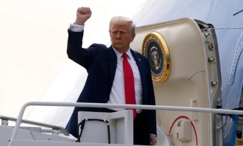 Air Force One, ktorý letel do Davosu s Trumpom na palube, sa kvôli poruche vrátil na leteckú základňu Andrews