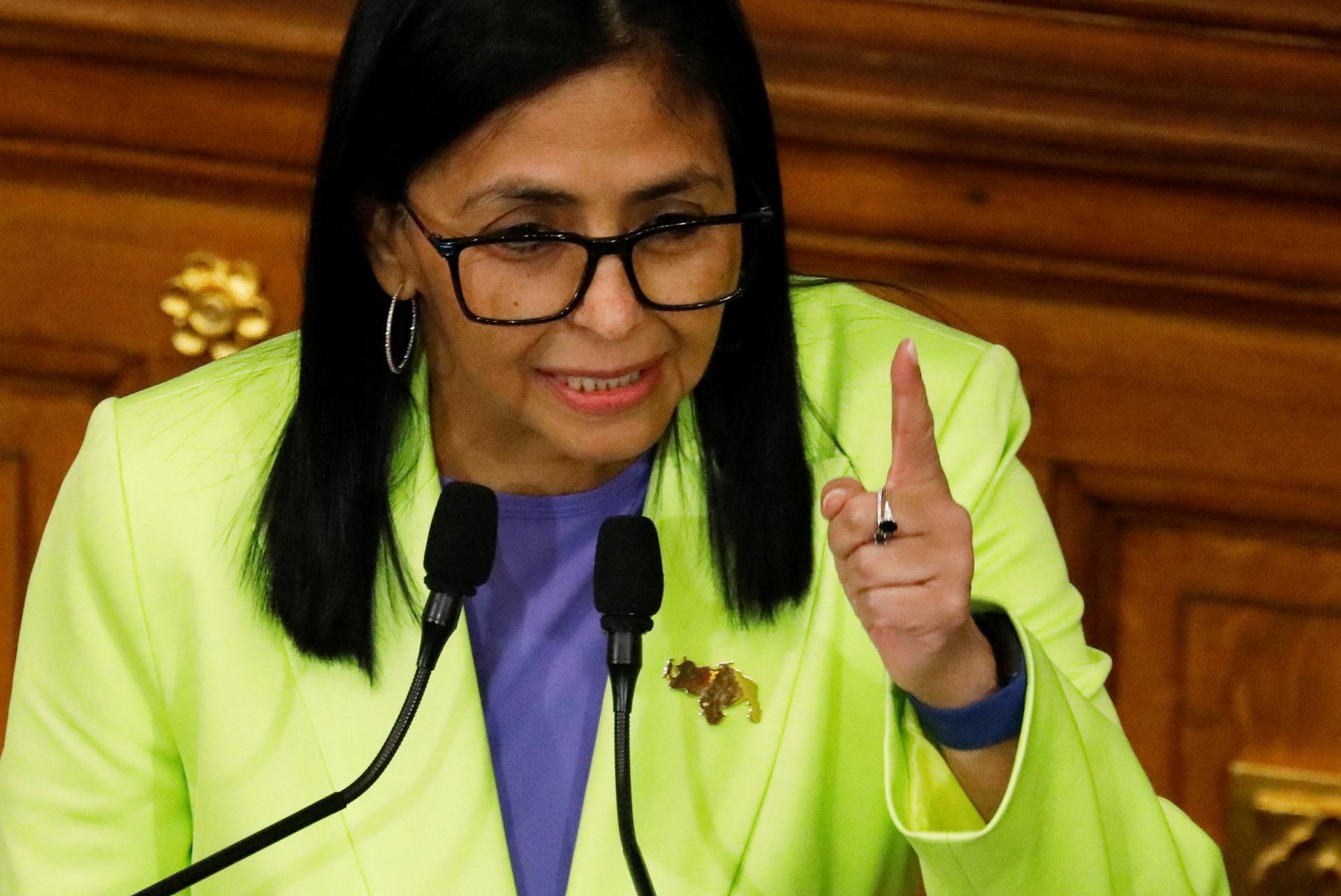 Venezuela chce príjmy z predaja ropy použiť na podporu svojej oslabenej meny Venezuela chce príjmy z predaja ropy použiť na podporu svojej oslabenej meny