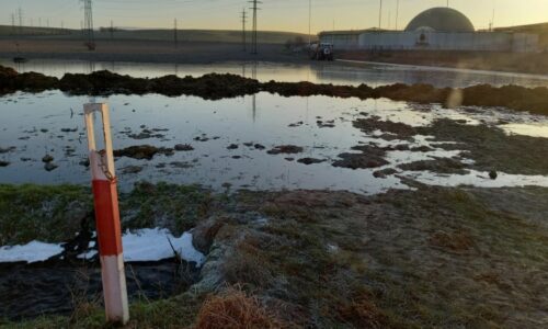 Únik digestátu z kravského hnoje: Hasiči v Dobrušce staví hráze z hlíny a povodňových pytlů