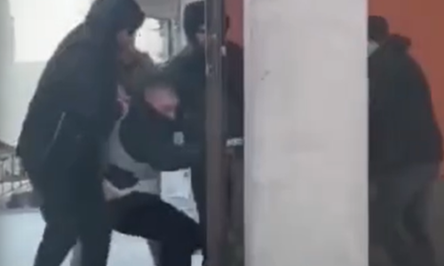 Okoloidúci zachránili muža z rúk vojenských komisárov