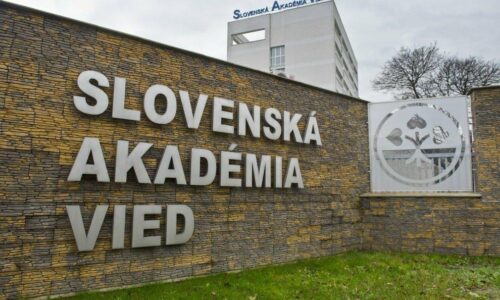 Nový výskum naznačuje, že konšpiračné teórie zvyšujú pocit ohrozenia