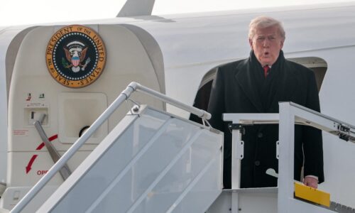 Trump priletel s meškaním do Švajčiarska, v Davose prednesie očakávaný prejav