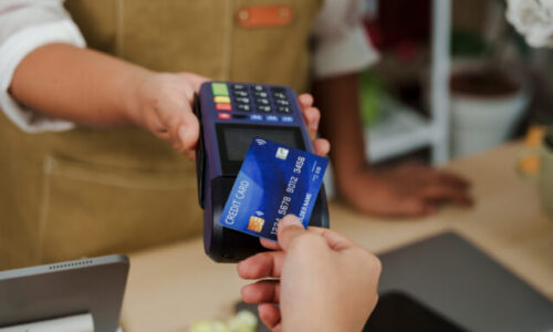 117 000 podnikateľov ešte neprijíma bezhotovostné platby. Za mesiac a pol už budú musieť