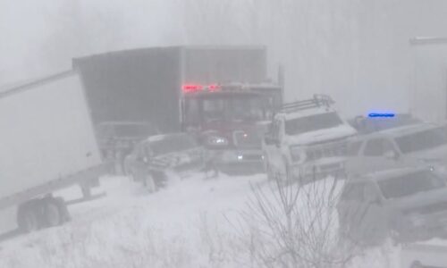 Bílá tma a hromadná nehoda stovky aut. Záběry ukazují řádění vichřice na dálnici v USA
