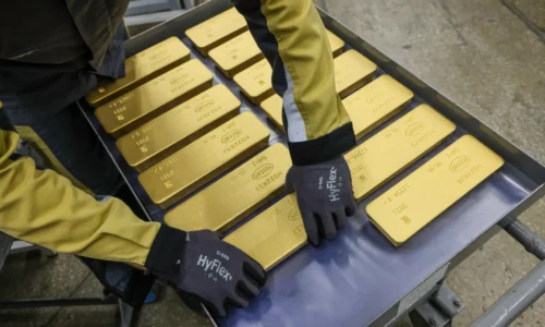 Bloomberg: Rusko zarobilo na rastúcich cenách zlata