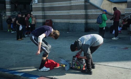 Těšíme se na americkou kulturu. Gróňané ve videích s fentanylovými zombies zesměšňují Trumpa