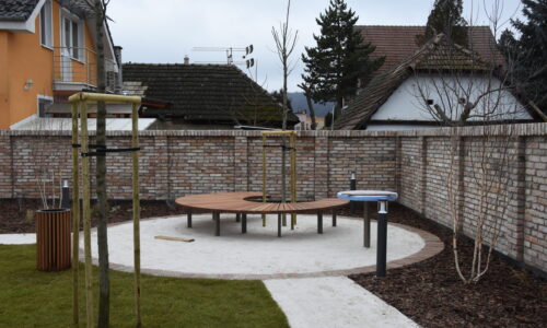 V Záblatí pribudol malý parčík s novou BUS zastávkou