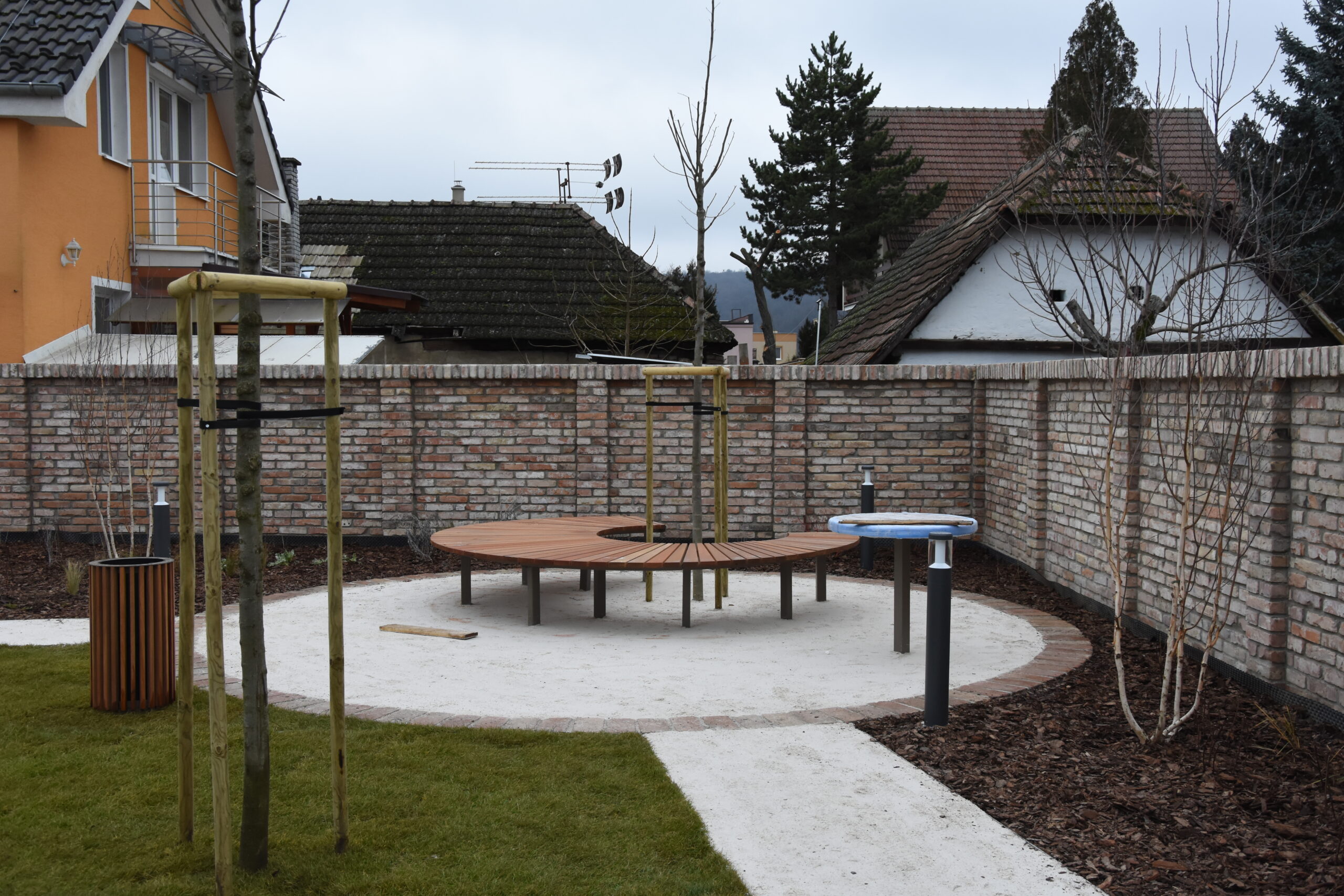 V Záblatí pribudol malý parčík s novou BUS zastávkou V Záblatí pribudol malý parčík s novou BUS zastávkou