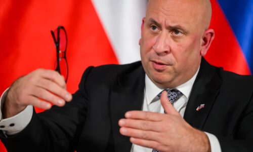 Vlaky s 320-kou skrátia cestu z Bratislavy do Prahy na dve hodiny. Minister Ráž predstavil detaily