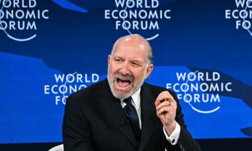 Amerického ministra v Davosu vypískali. Hosté fóra kvůli jeho výrokům odcházeli ze sálu