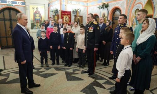 Putin žene matky malých dětí zpět do práce: Plánuje prodloužit provoz jeslí a školek až do večera