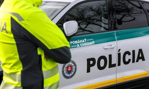 Policajný zásah v Pezinku: V meste pri Bratislave prebieha masívna protidrogová akcia