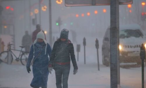 V Evropě řádí bouře Anna, ovlivní i počasí v Česku. Letadla se zpožďují, lidé jsou bez proudu