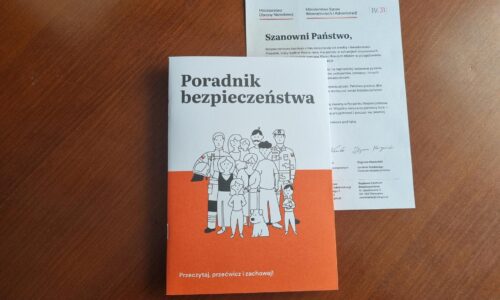 Poliaci dostávajú vládnu príručku ako sa správať v krízach či vojne