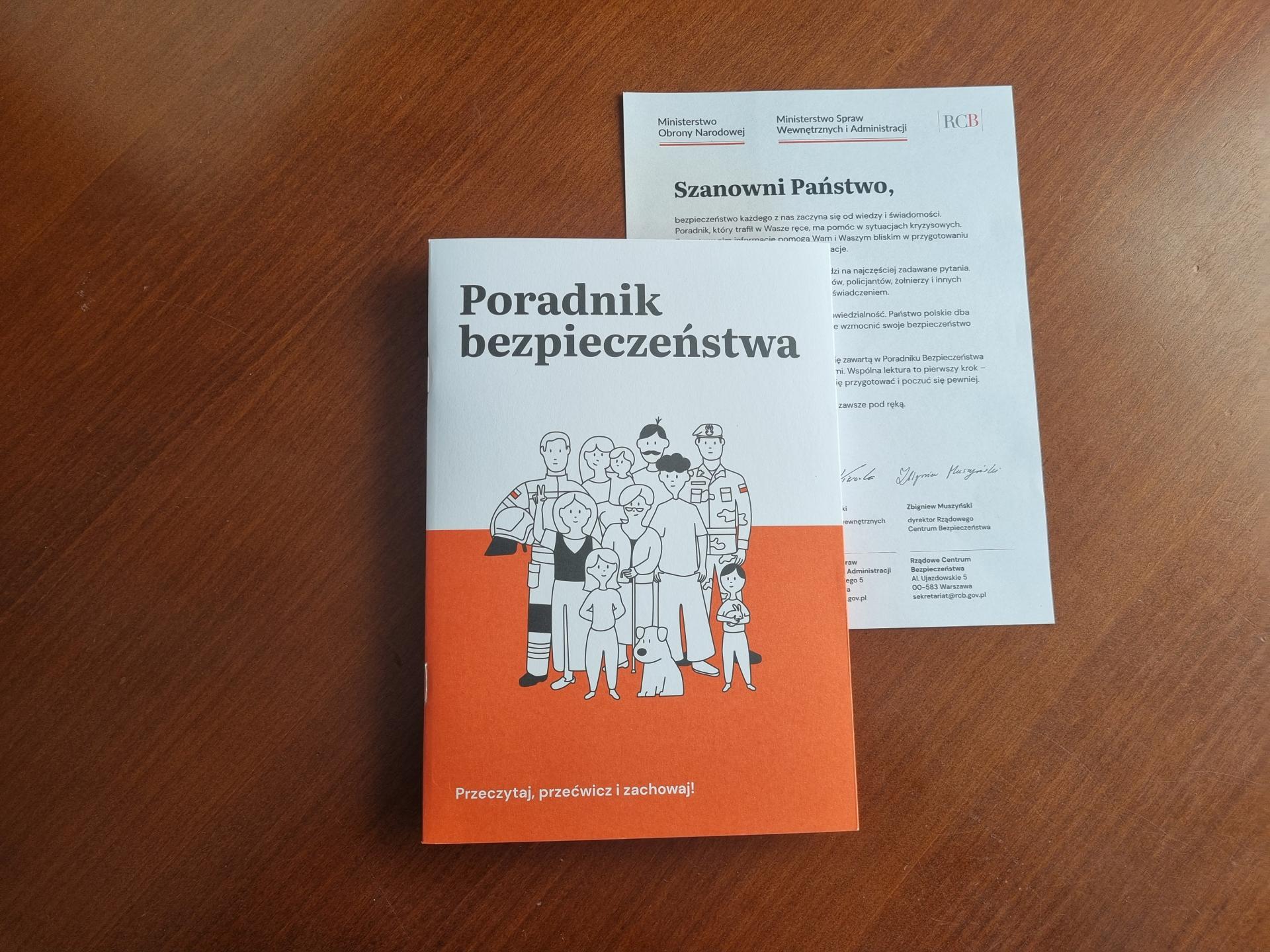 Poliaci dostávajú vládnu príručku ako sa správať v krízach či vojne Poliaci dostávajú vládnu príručku ako sa správať v krízach či vojne