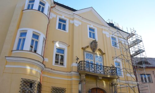 Fasáda Župného domu priťahuje zrak okolidúcich