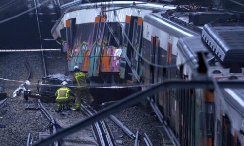 Černý týden na španělských kolejích. Po tragédii s desítkami mrtvých najel vlak do jeřábu