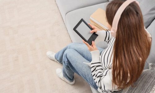 Od papíru k displeji: Jak se mění povinná četba školáků a kde najít tisíce knih zdarma?