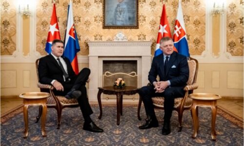 Fico odcestoval na mimoriadny samit Európskej rady, pred odchodom sa stretol s kubánskym ministrom – FOTO